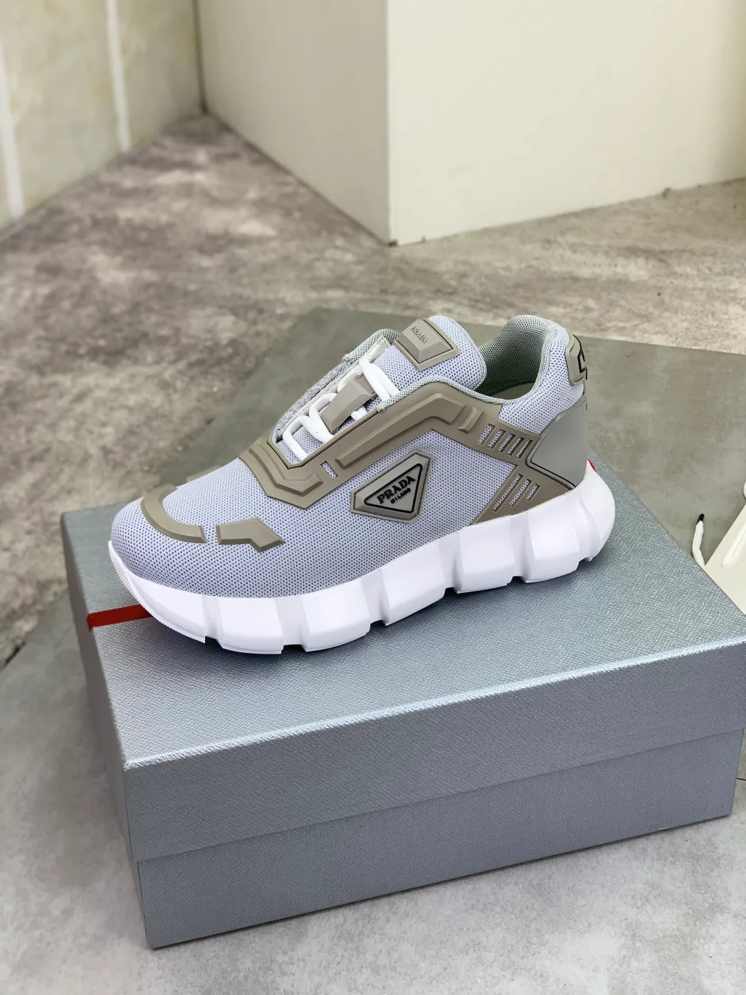 Men's shoes 💰P580💰 [New style] High version official website popular models are on the market, 🆘 Trendy brand (Prada) mainly promotes popular models, avant-garde and versatile fashion men's shoes private version mold opening, cowhide surface splicing 1:1.. Fashionable and simple, original imported cowhide lining cowhide feet; the atmosphere and personality are more fashionable, eye-catching and pursuing class. It will subvert the old idea and be a must-have for fashion trendsetters with you! Must keep it for yourself! Tall and comfortable, large and low, high-end quality workmanship. Size: 38-45; 4️⃣ colors available.